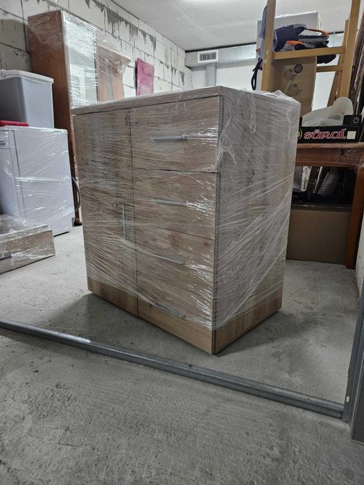 Комод с чекмеджета и врата