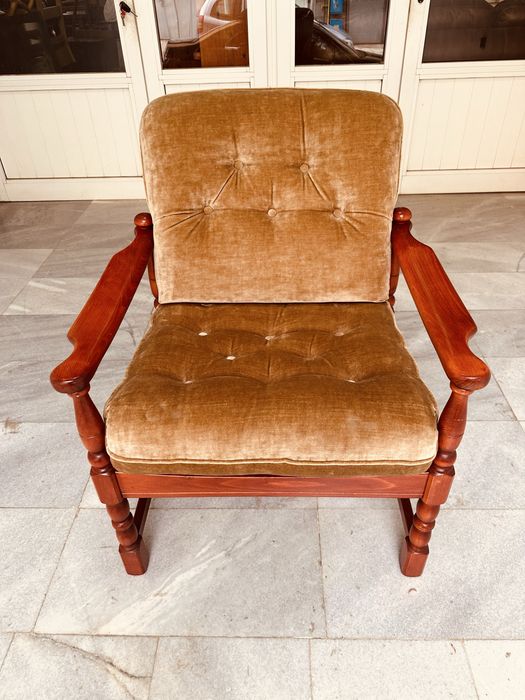 Удобно масивно кресло – ретро стил, много запазено, истински комфорт!