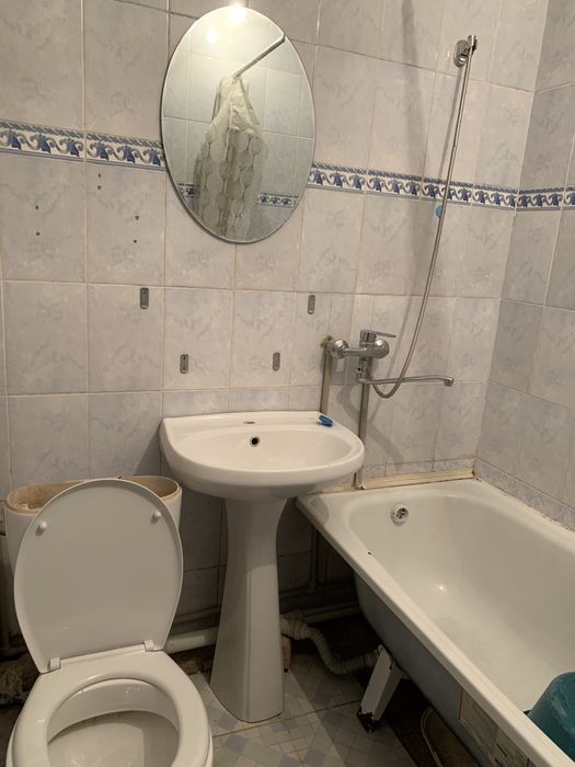 Екі бөлменің бір бөлмесі беріледі