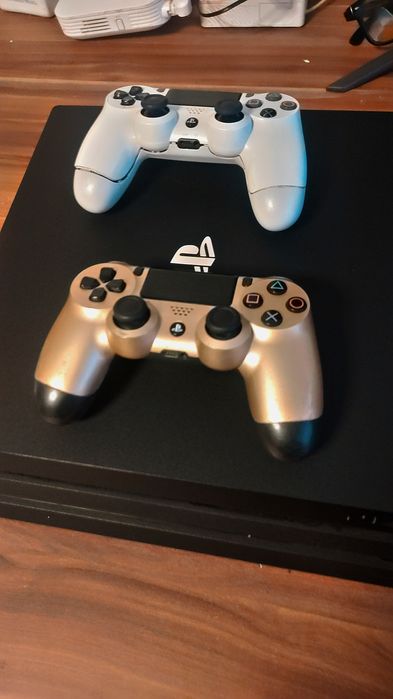 Vând PS 4 pro de 1TB