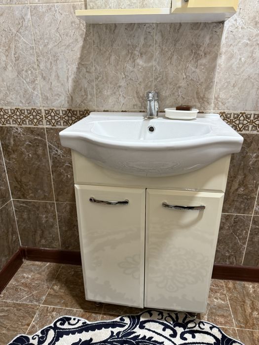 Раковина и зеркала шкафом