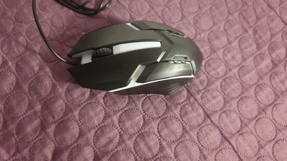 mouse pentru gaming cu lumini RGB, NOU fara nici o zgarietura