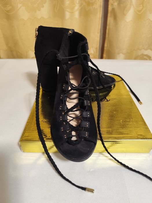 Pantof sanda cu sireturi