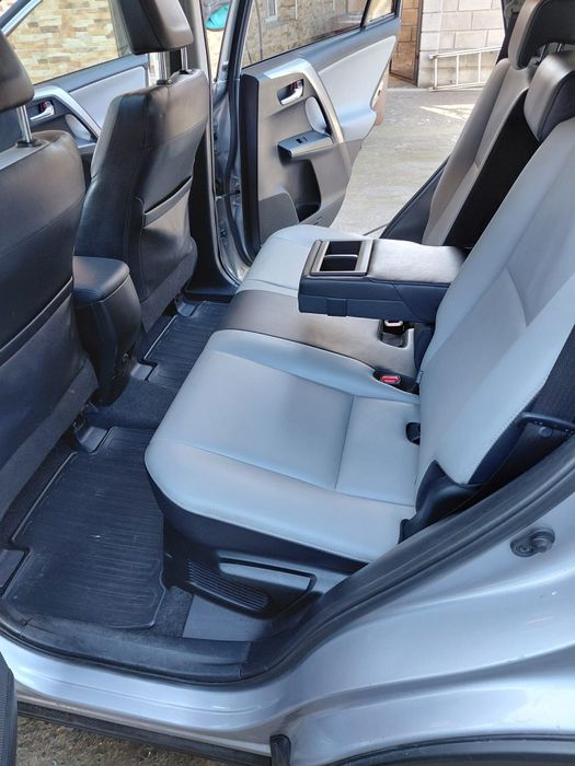 Vând Toyota Rav4 Hybrid