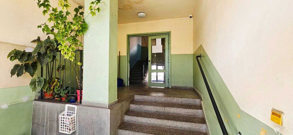 Продавам Гарсониера В Дианабад