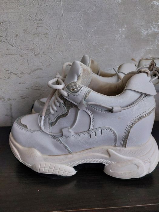 Кроссовки на платформе