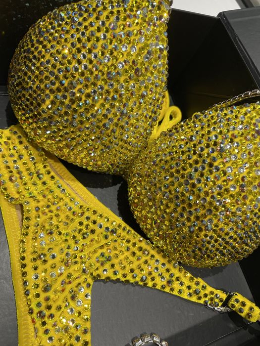 Costum bikini NPC nou cu eticheta