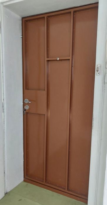 Метална входна врата
