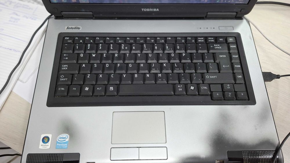 Продавам лаптоп TOSHIBA