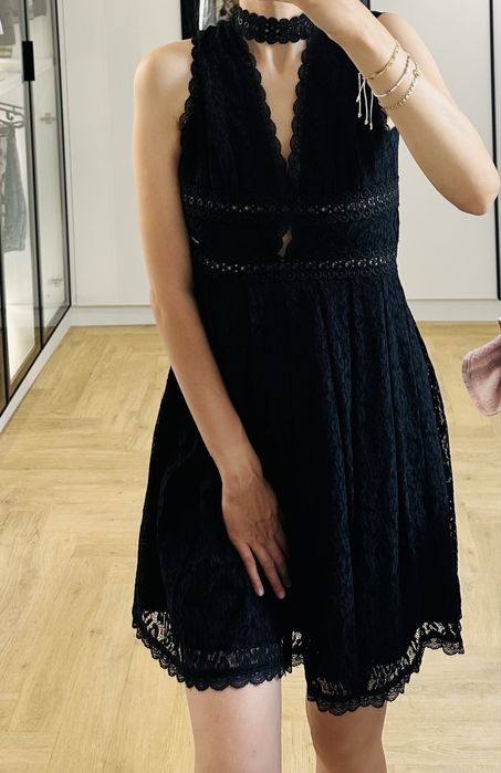 Рокля Guess черна дантелена