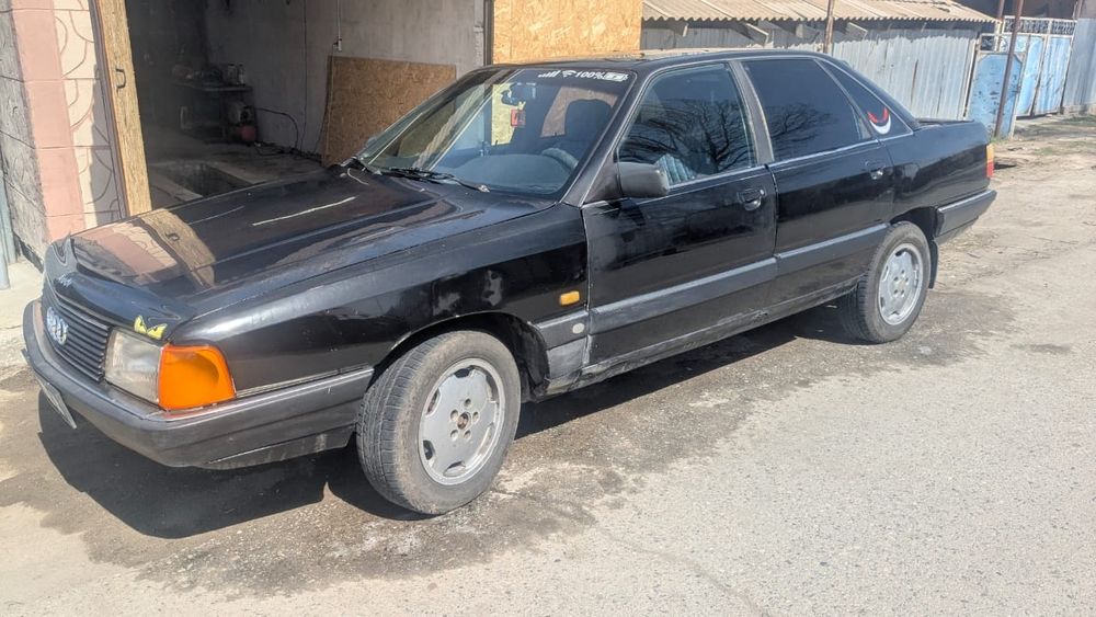 Автомобиль Ауди 100