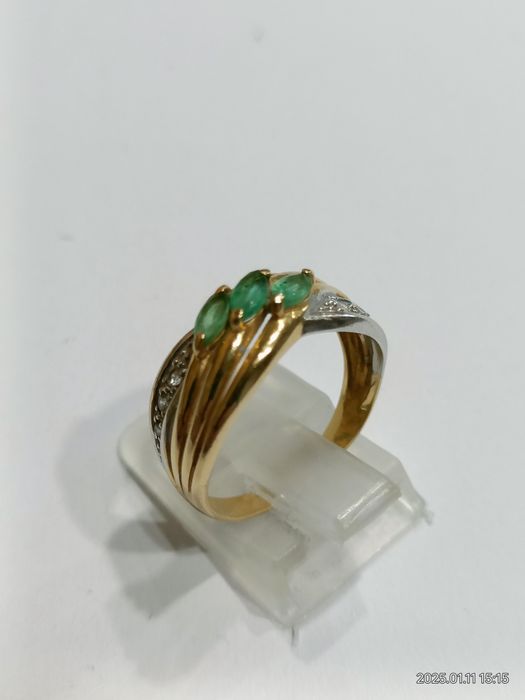 Vind inel din aur 18kt cu diamante și smaralde