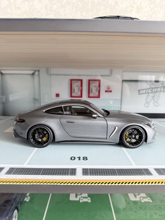 Колекционерски модел Mercedes-Benz GT63s FL NZG 1:18