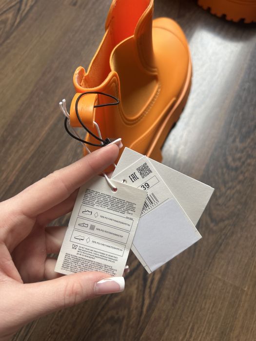 Чисто нови оранжеви ботуши от Reserved