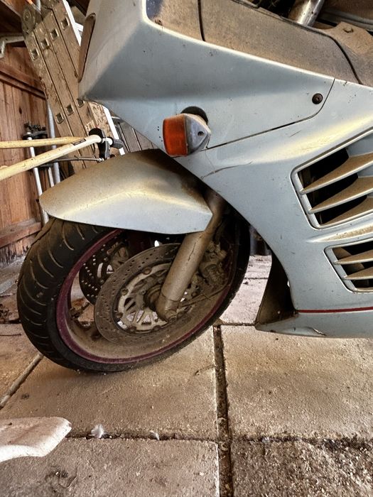 Motocicleta Suzuki RF 900, sare din viteza a doua