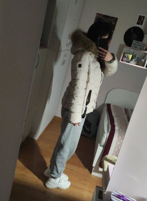 Дамско яке в цвят шампанско с естествен пух на качулката