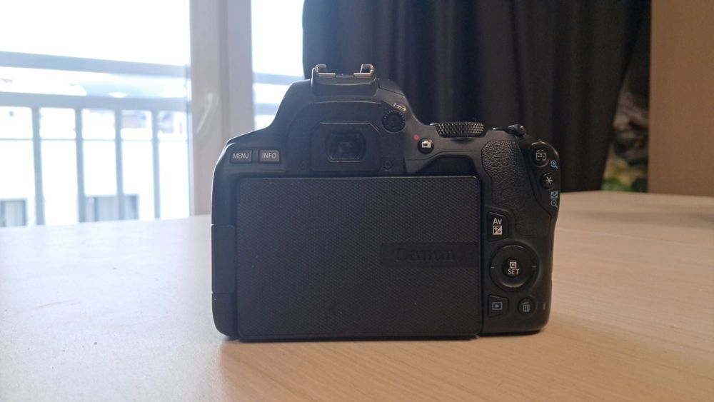 Canon EOS 250D + obiectiv 18–55mm | Gata de folosit