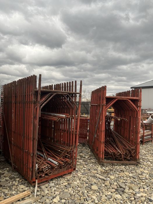Schelă metalică, podine, picioare reglabile, cavaleti