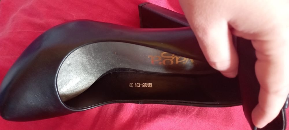 Новые туфли на высоких коблуках