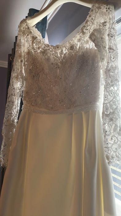 Vând rochie de mireasa făcută la comanda marime S/M .