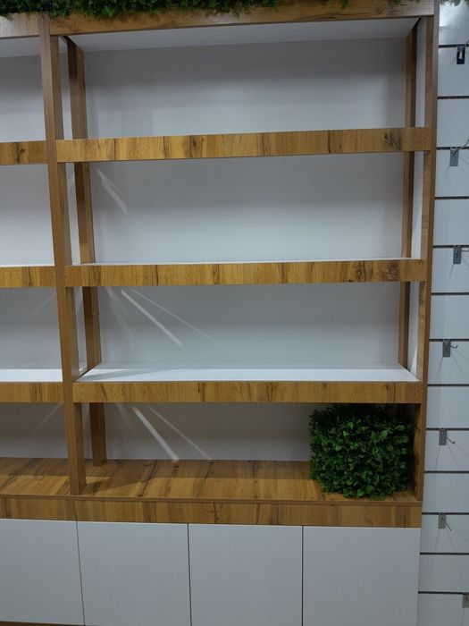 Тайёр полка сотилади. Холати янги. Аптека ва магазин учун мос келади.