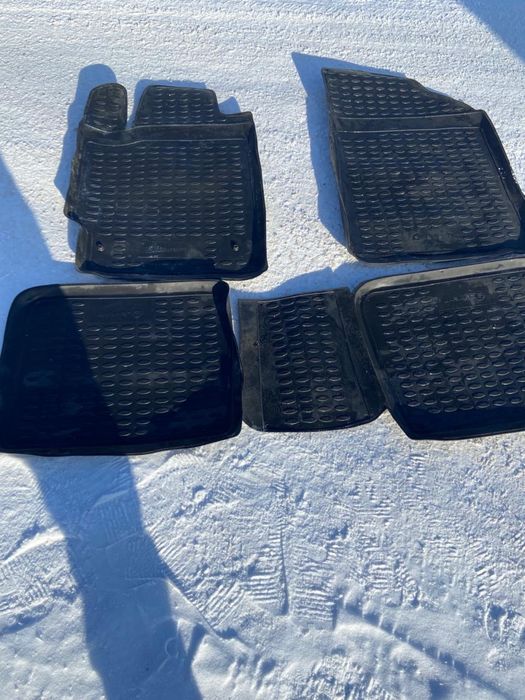 Продам коврики Тойота Камри в хорошем состоянии за 10т.т.