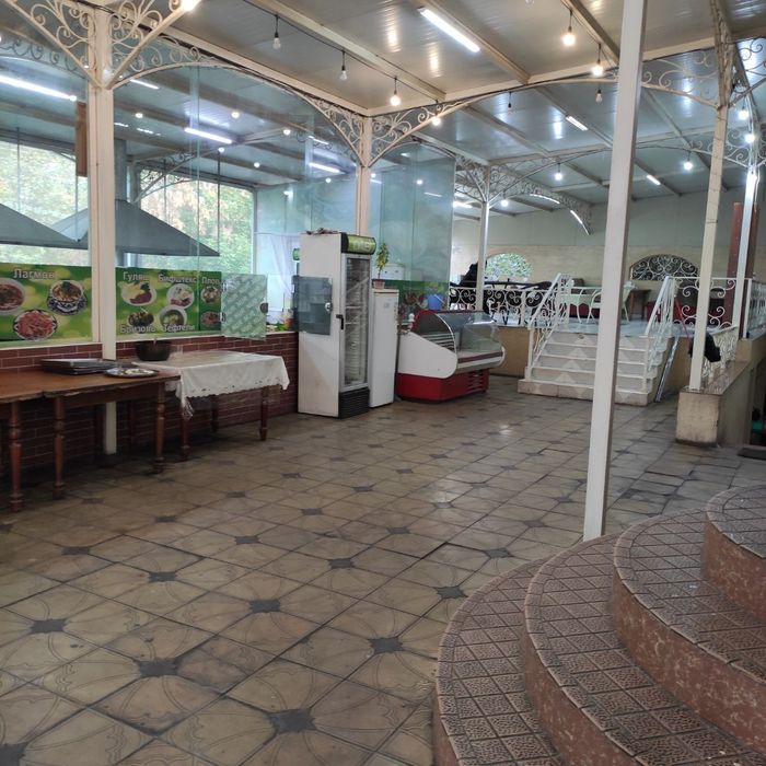 Чирчиқ шаҳри марказида ишлаб турган кафе сотилади.