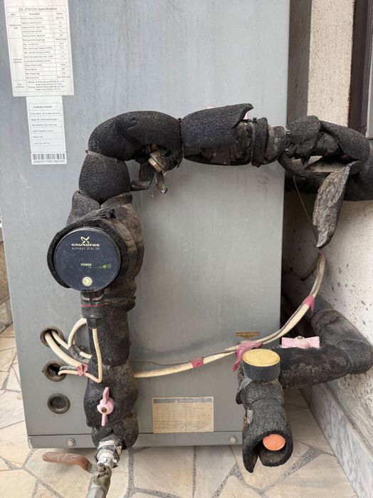 Продавам Термопомпа вода-въздух и 3 броя конвектори към нея