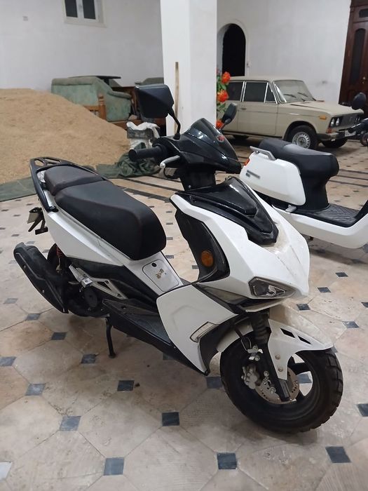 Skuter motoskil.