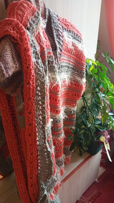 Ръчно плетена ажурена дамска блуза.