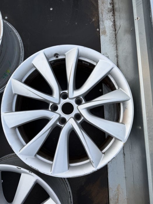 Tesla model 3 235/45R19