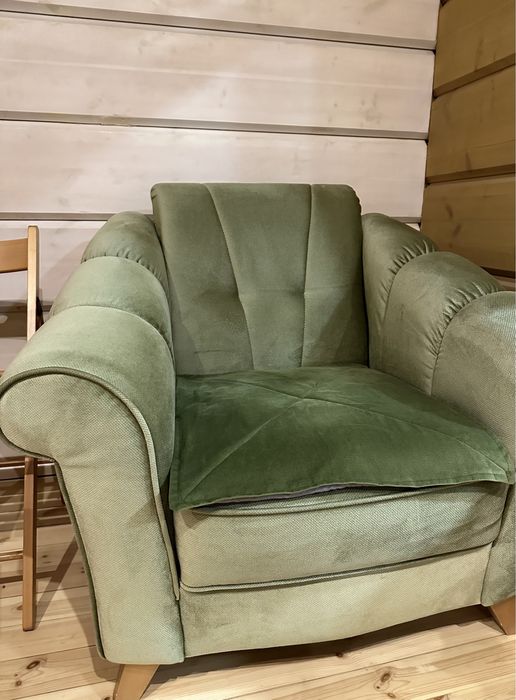 Продам мягкий уголок ( диван и два кресла)