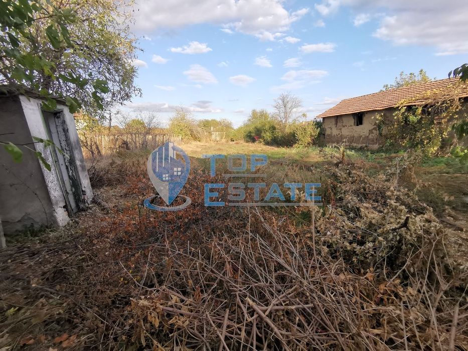 Тухлена къща с гараж и голям двор в село Джулюница, област Велико Тър