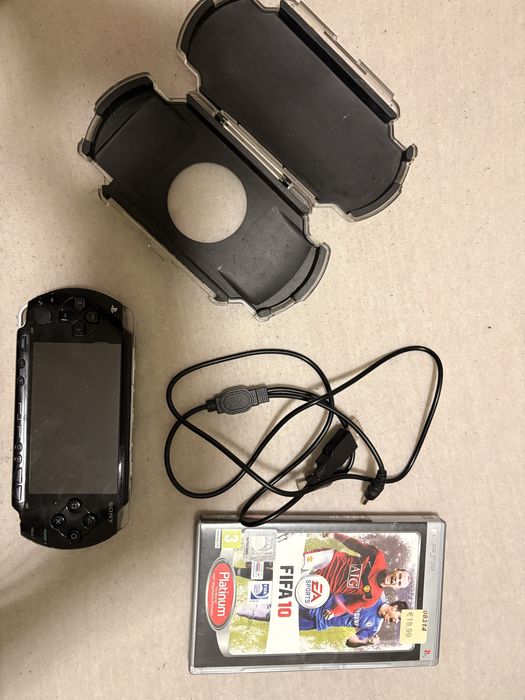 Vând PSP + husă + joc FIFA 10 + cablu
