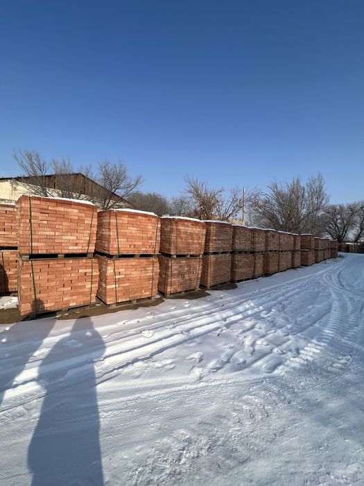 Керамический жженный красный кирпич