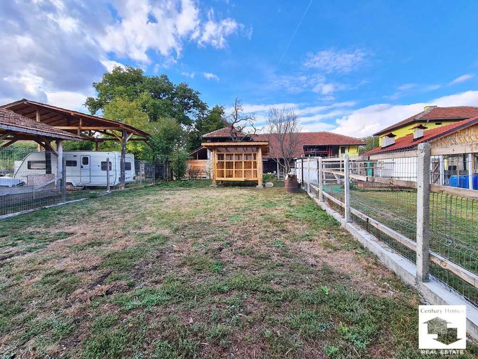 175101 Масивна къща с голям двор и кладенец  в село Петко Славейков