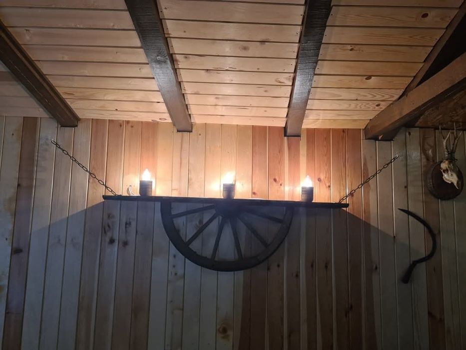 Рафт лампи с  колела от каруца с ръчно изработени дървени чашки