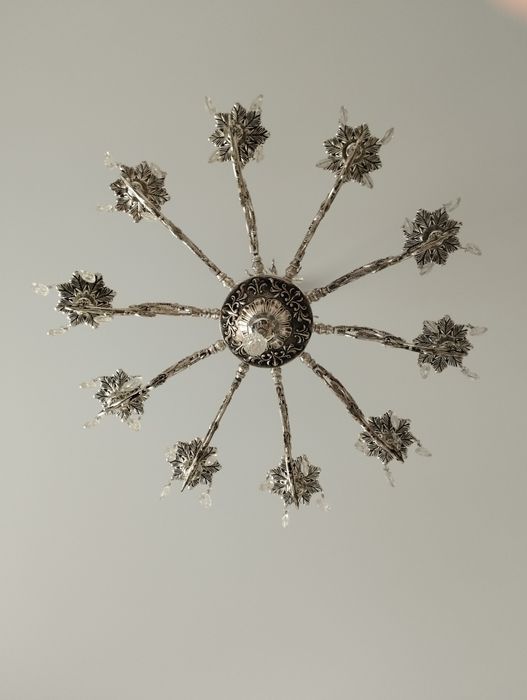 В связи с переездом срочно продам люстру