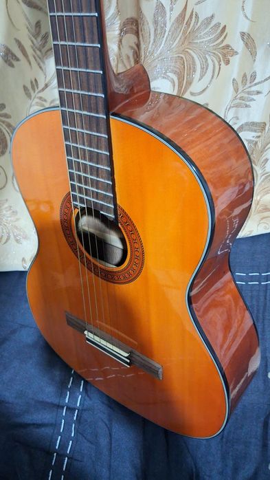 Продаётся гитара Yamaha s70
