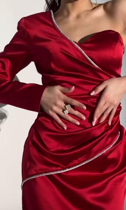 Вечернее красное платье