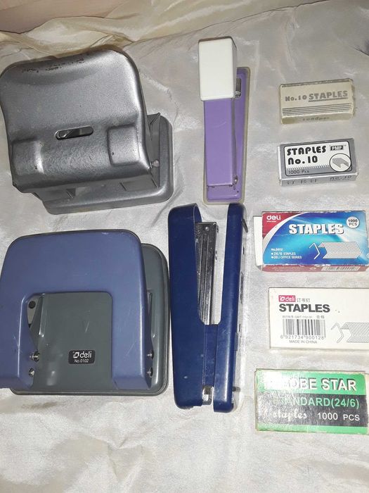 Дыроколы и степлеры с запасными скобами.