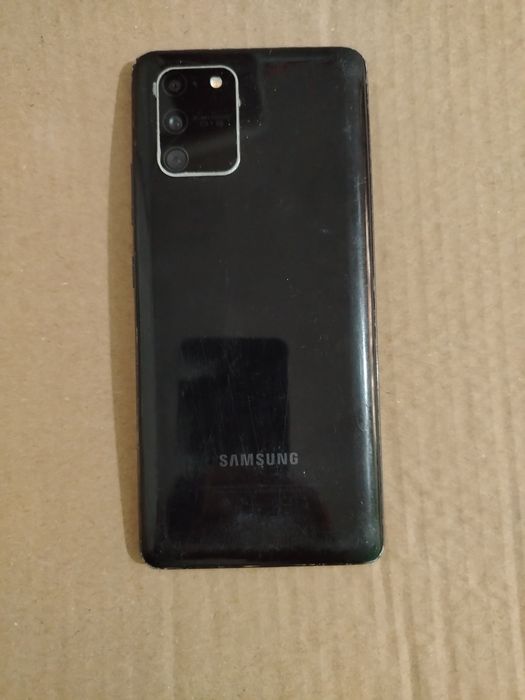 Samsung Galaxy S10 Lite  cu display-ul spart. Are o pată pe display. Are pattern. Touch functional