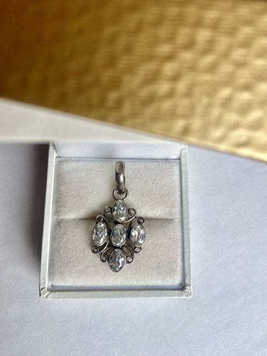 Pandantiv din argint cu pietre