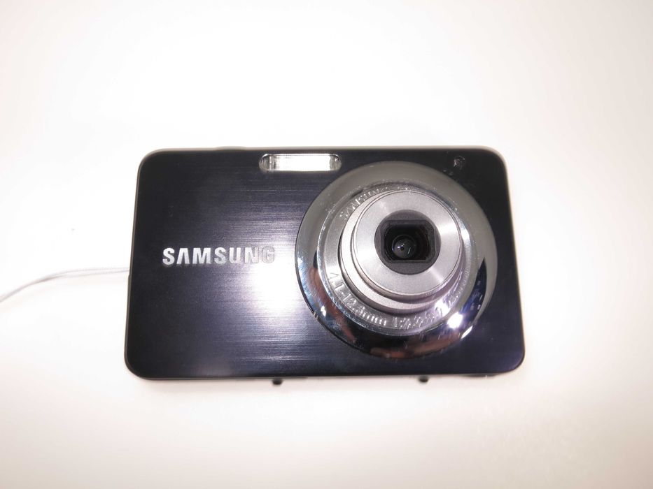 Samsung ES30 ултра малък и компактен фотоапарат с размерите на запалка, мини дигитална камера, като НОВ, работи отлично, пълен комплект