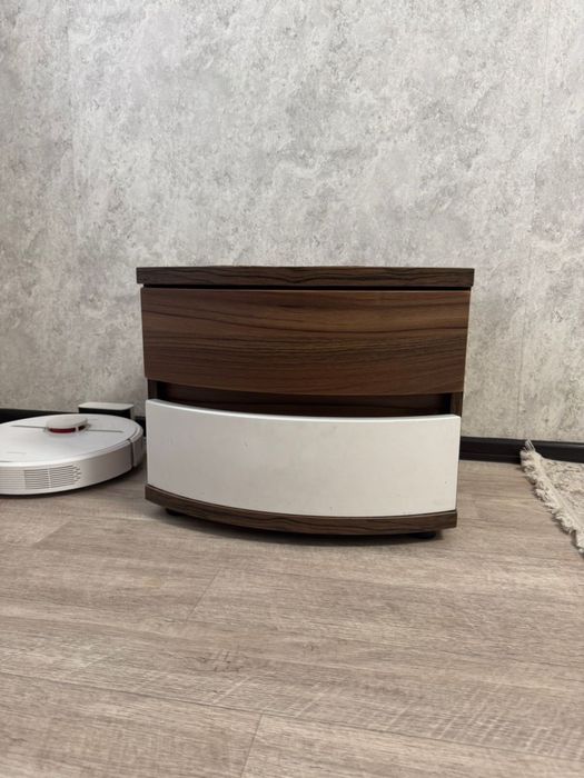 Продам комод, зеркало и две тумбочки.