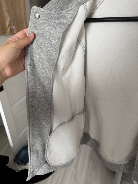 Продаётся бомбер на девочку 12-14лет