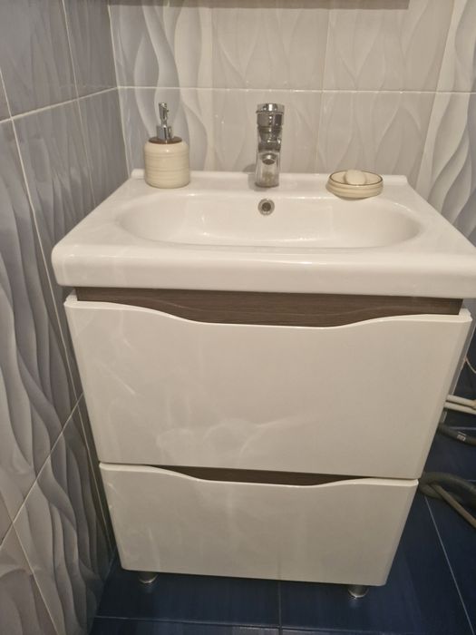 Продам мойка с тумбочкой отличного качества