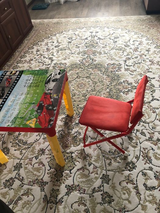 Стол и стульчик детский