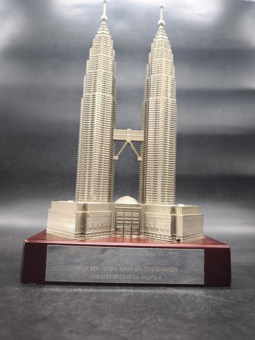 Часы настольные кварцевые