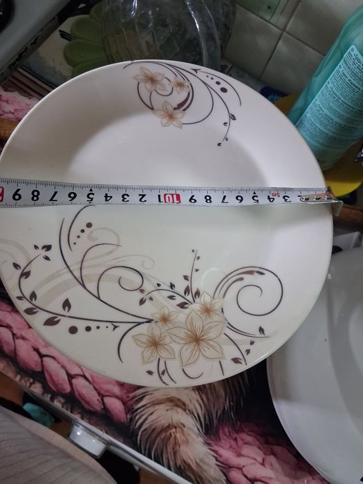 Продам тарелки обеденные